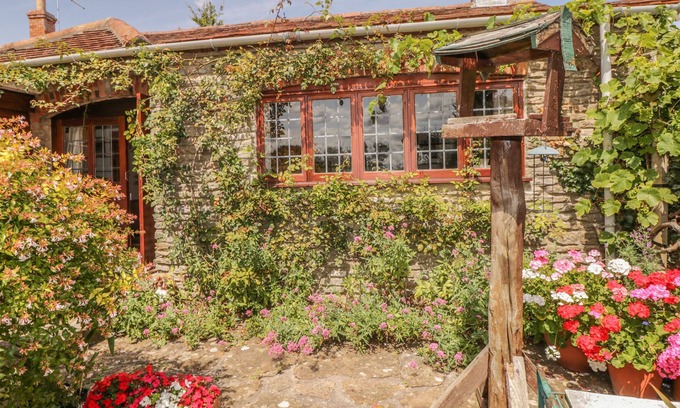 Templecombe Cottage | QUIET CORNER COTTAGE, family friendly, with open fire in Henstridge