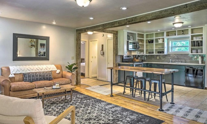 Squires House | Quiet Country Home in Ava with Chic Interior!