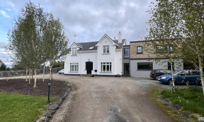 Moycullen Bed & Breakfast | Quiet Family Room - 5 Minutes From Moycullen Village