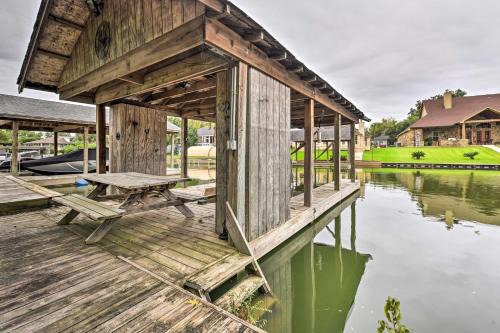 Willis House | Quiet Lake Conroe Townhome with Water-View Deck