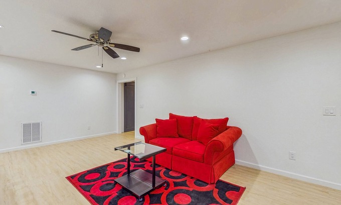 Franklin Apartment | Quiet mountainside apartment with great views, central air and private W/D