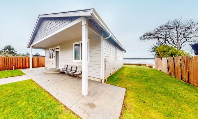 Coos Bay House | Quiet, newly built, bayfront beauty with marvelous sunset views & jetted tub
