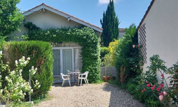 Eysines House | Quiet outbuilding with character, direct to Bordeaux tramway in 20 minutes