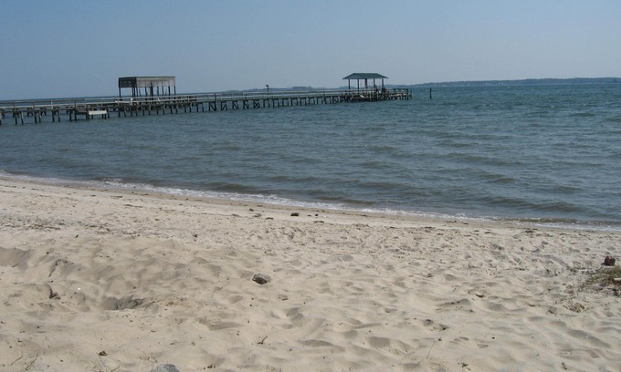 Achilles House | Quiet Riverfront House with Private Sandy Beach. Close to Colonial Williamsburg.