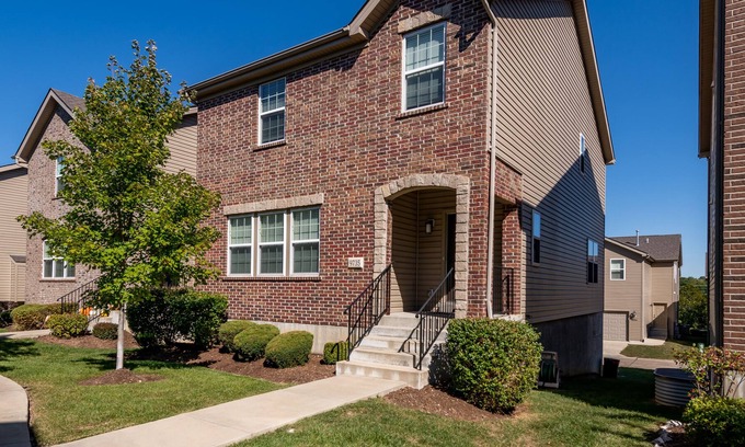 St. Louis House | Quiet Suburban Paradise