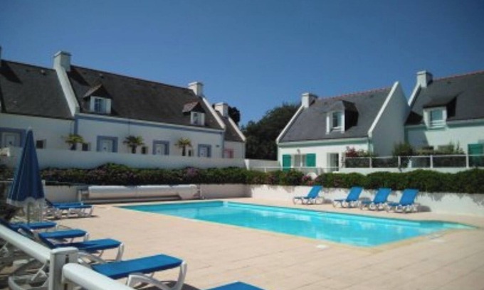 Locmaria House | Quiet, sunny house in residence with swimming pool