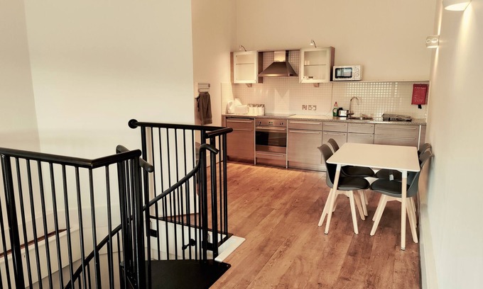 Dewsbury Apartment | QUIET TRAIN STATION APARTMENT WITH BALCONY | GYM | SECURE FREE SHELTERED PARKING