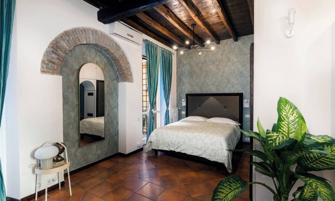 Rione II Trevi Apartment | Quiet Trevi Fountain apartment with patio and backyard