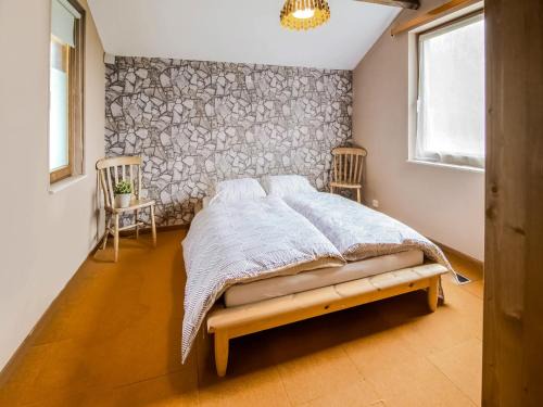 Roy House | Quiet valley view retreat