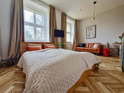 Dejvice Apartment | Quiet Warm studio, 5 min to Metro A, airport link, fast Wi-Fi