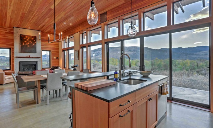 Winthrop House | Rain's End-Breathtaking Views, Close to Winthrop!