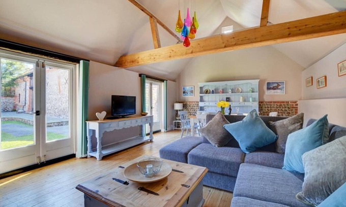 Roughton House | Rainbow Cottage - Three Bedroom House, Sleeps 4