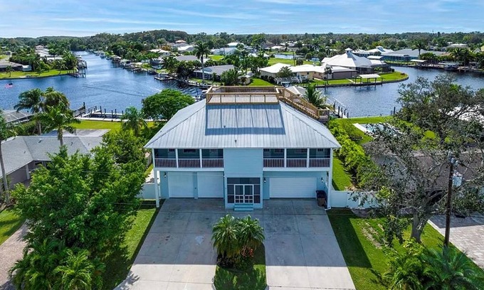 Fort Myers Shores House | Raised home right on the Caloosahatchee River. Come enjoy the water and weather