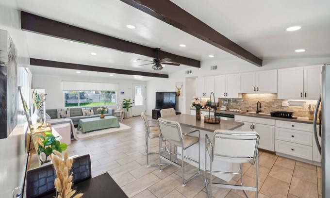 La Presa House | Ranch 3-Bedroom House w Gated Yard, Garage, Crib