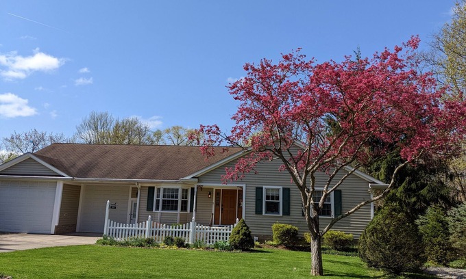 Amherst House | Ranch, wooded lot - near Cedar Point , Lake Erie, Oberlin College, Wineries, Cle