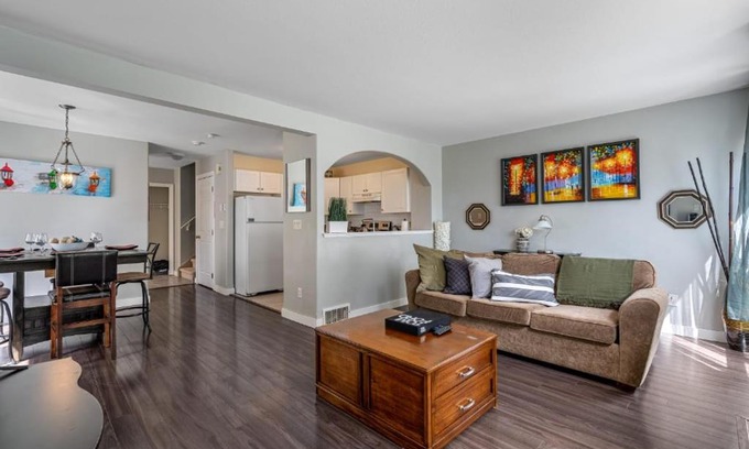 Red Deer House | Rebel House I Games Room I Backyard & BBQ I RokuTV