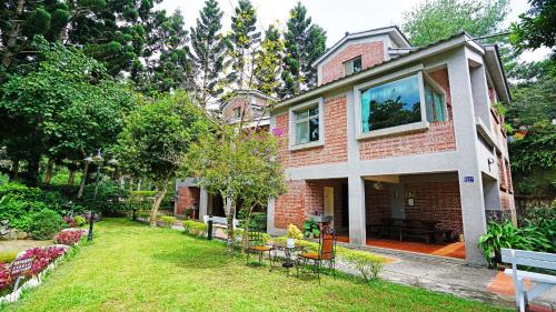 Nanzhuang Bed & Breakfast | Red Brick Villas