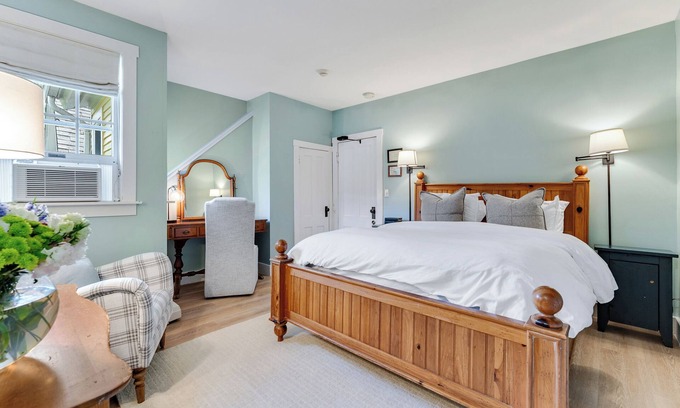 Mendon Apartment | Red Clover Inn: Queen Suite near Killington
