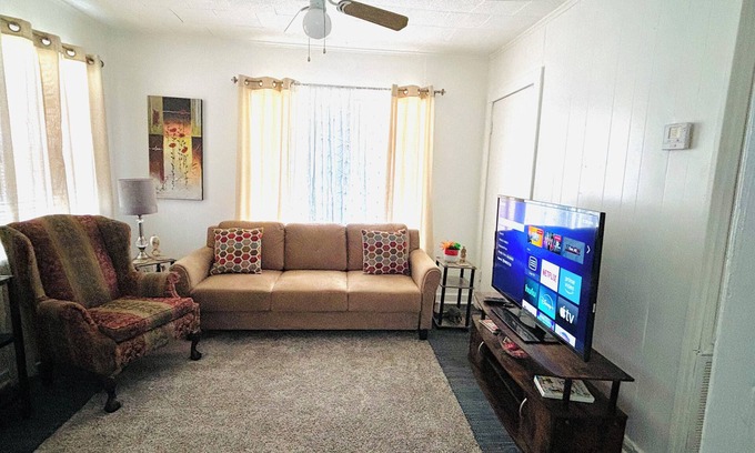 Alexandria House | Red Door Lodge of Alexandria Charming 2-bedroom with WiFi and AC in amazing