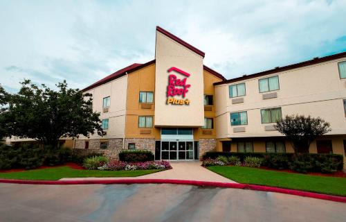 Addicks Hotel | Red Roof Inn PLUS+ Houston - Energy Corridor