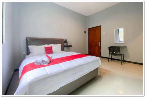 Sedati Hotel | RedDoorz Syariah near T2 Juanda Airport 2