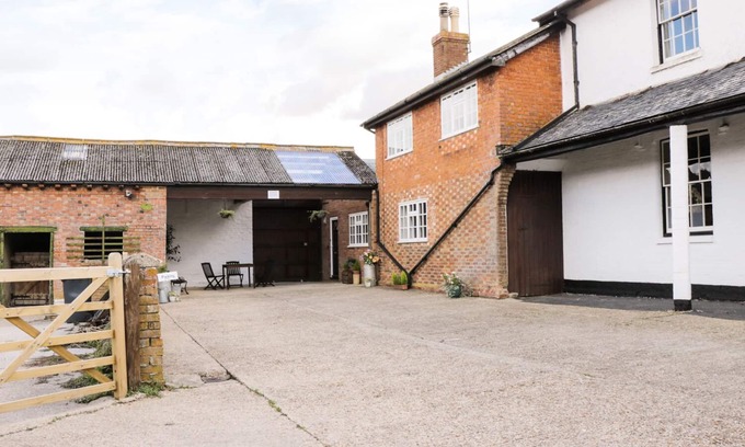 Covington Cottage | REDWOOD COTTAGE, family friendly, with a garden in Kimbolton
