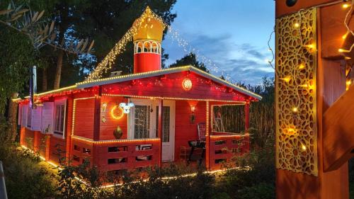 Albacete House | Refugio madera estilo árabe con estatuas, estanques y un pequeño zoo