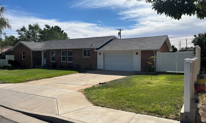 Blanding House | Refurnished and spacious 4 bedroom house, Sleeps 8!