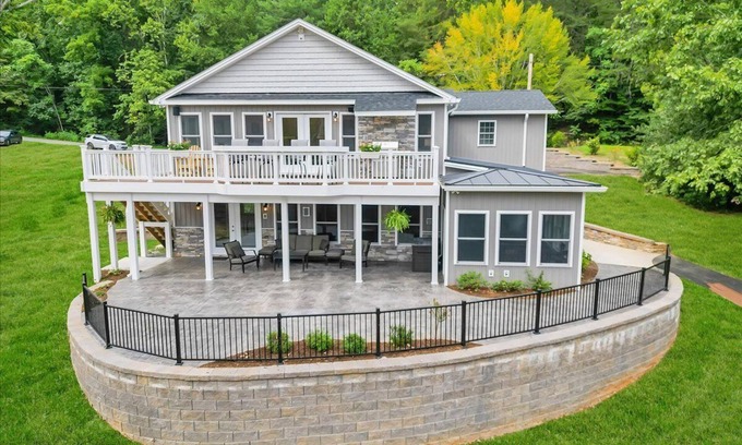 Goodview House | Relax at Dock Holiday on Smith Mountain Lake