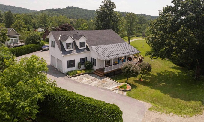 Crystal Beach House | Relax by "The Water's Edge" & enjoy amazing views and year round fun! 3BR/2.5BA