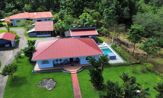 Venecia House | Relax in Paradise, Stunning 4-Bedroom Home with Pool, Yard, WiFi & AC in Venecia