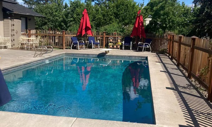 Central Point House | Relax, Reconnect, Explore Scenic Retreat + Pool, Treehouses & Adventure Nearby