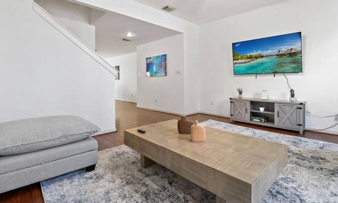 Shady Acres House | Relax & Unwind: Cozy Fall Home in The Heights