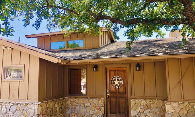 Graford House | Relaxing and Beautiful Lakehouse Getaway with waterfront on Possum Kingdom Lake!