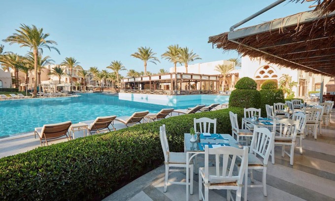 Makadi Bay Hotel | Relaxing Beachfront Room with Outdoor Pool and Near Makadi Water World