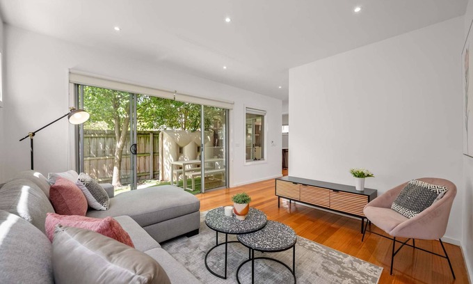 Kew House | Relaxing Getaway Oasis with Patio in Charming Kew