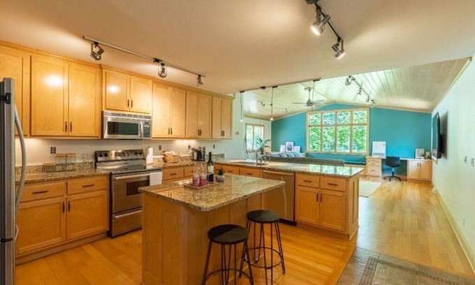 Maple Grove House | Relaxing Neighborhood Close To Trails, Parks, Lakes, Shops, Restaurants & More!