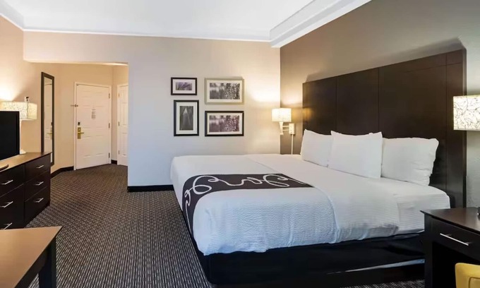 Superstition Springs Hotel | Relaxing Pool View 1BR Suite | Romantic Getaway | Free Continental Breakfast