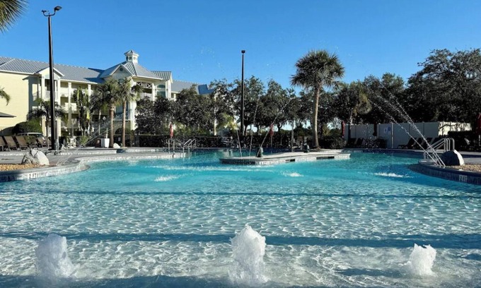 West Kissimmee Hotel | Relaxing Stay with Easy Disney Parks Access | 5 Pools & Free Shuttle!