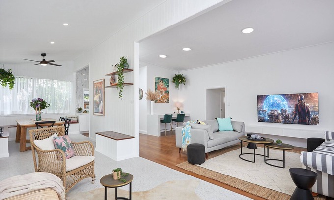 Biggera Waters House | Relaxing & Stylish Entertainers House Close to Everything! #NEWLISTING