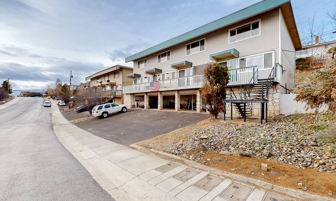 Northeast Reno House | Remodeled townhouse near downtown Reno with mtn views, fireplace, streaming, W/D