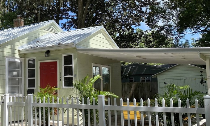 Pleasant Street House | Remodeled Vintage Private Home. <5 min to UF and Downtown
