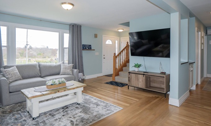 Middletown House | Renovated 2 Bed Private Home Newport-Middletown Sleeps 6