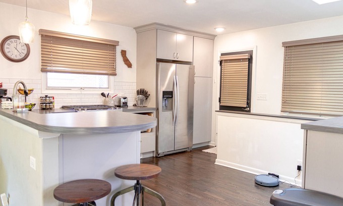 Dicken House | Renovated 3 bed/2.5 bath with fast wifi & 100" projector near the BIG HOUSE!