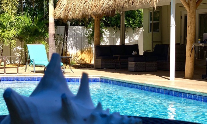 North Corals House | Renovated 3BR/2BA with large heated saltwater pool & tiki bar