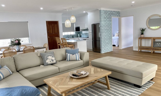 Paradise Point Apartment | Renovated coastal apartment 5 mins walk to the water, shops and restaurants.