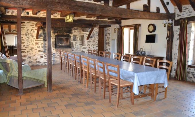 Monce-en-Belin Cottage | Renovated Farmhouse near 24H Le Mans with Large Yard & Volleyball Court