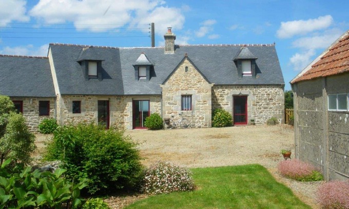 Plouvorn House | Renovated longère with character