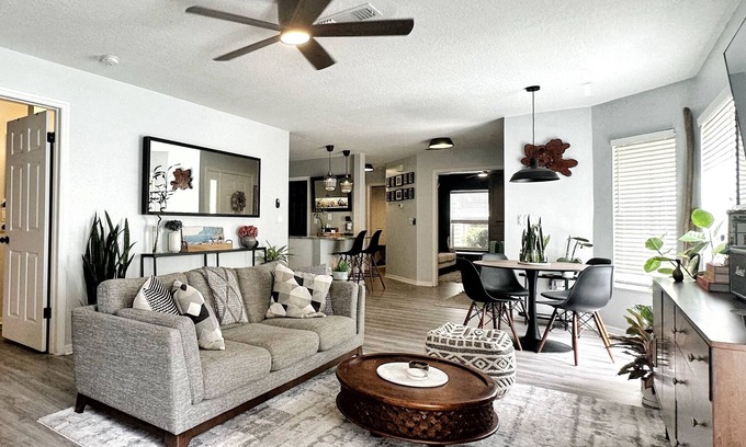 Bayonet Point Condo | Renovated Modern 2-Bedroom Golf Course Condo Near Beachesn