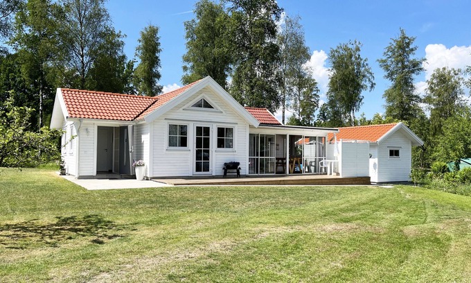 Varnamo Municipality Ski Chalet | Renovated nice cottage located outside Värnamo and only 30 meters from the lake Flåren |SE07055